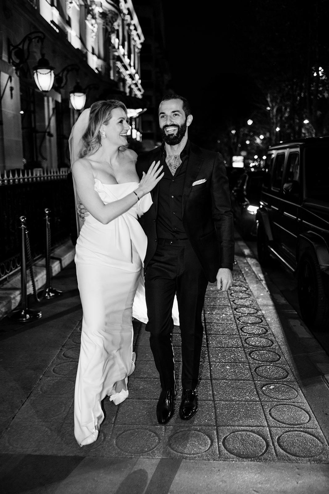 Black and white night portrait of newlyweds outside Hôtel Plaza Athénée